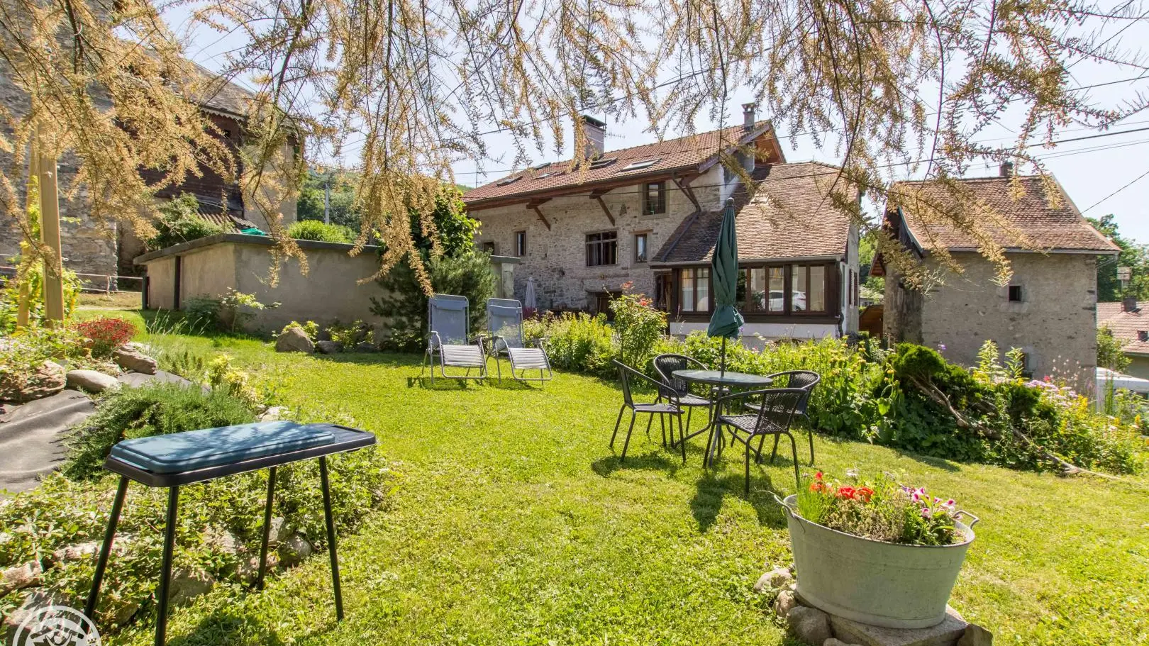 Grands terrains communs avec vue lac : transats et bains de soleil, barbecue, salons de jardin, parasol ....