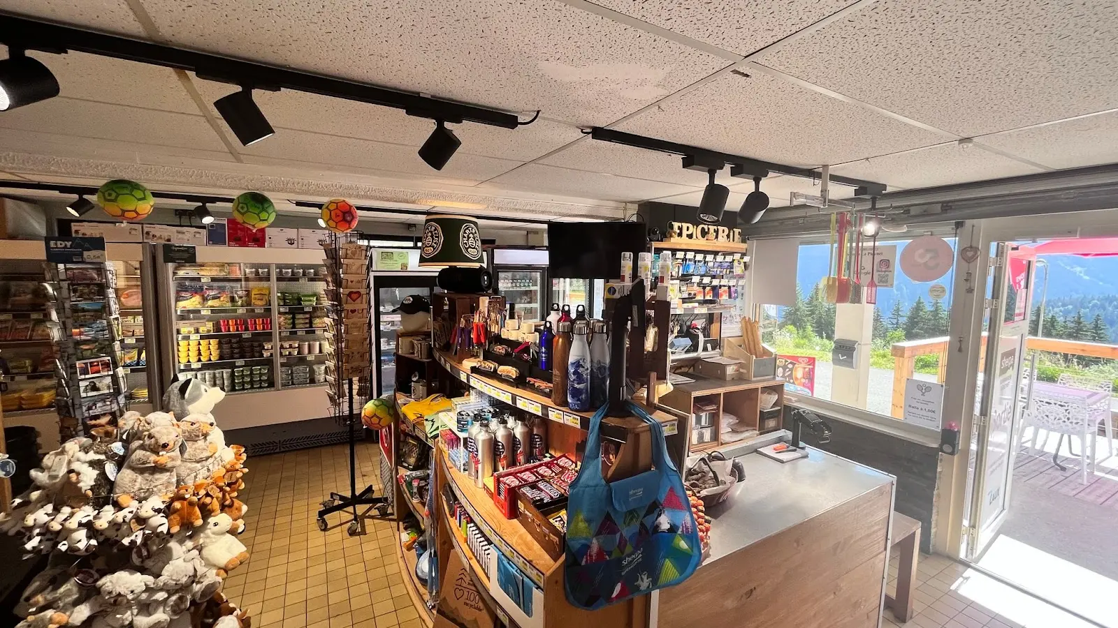 Intérieur du magasin Sherpa Le Pleynet