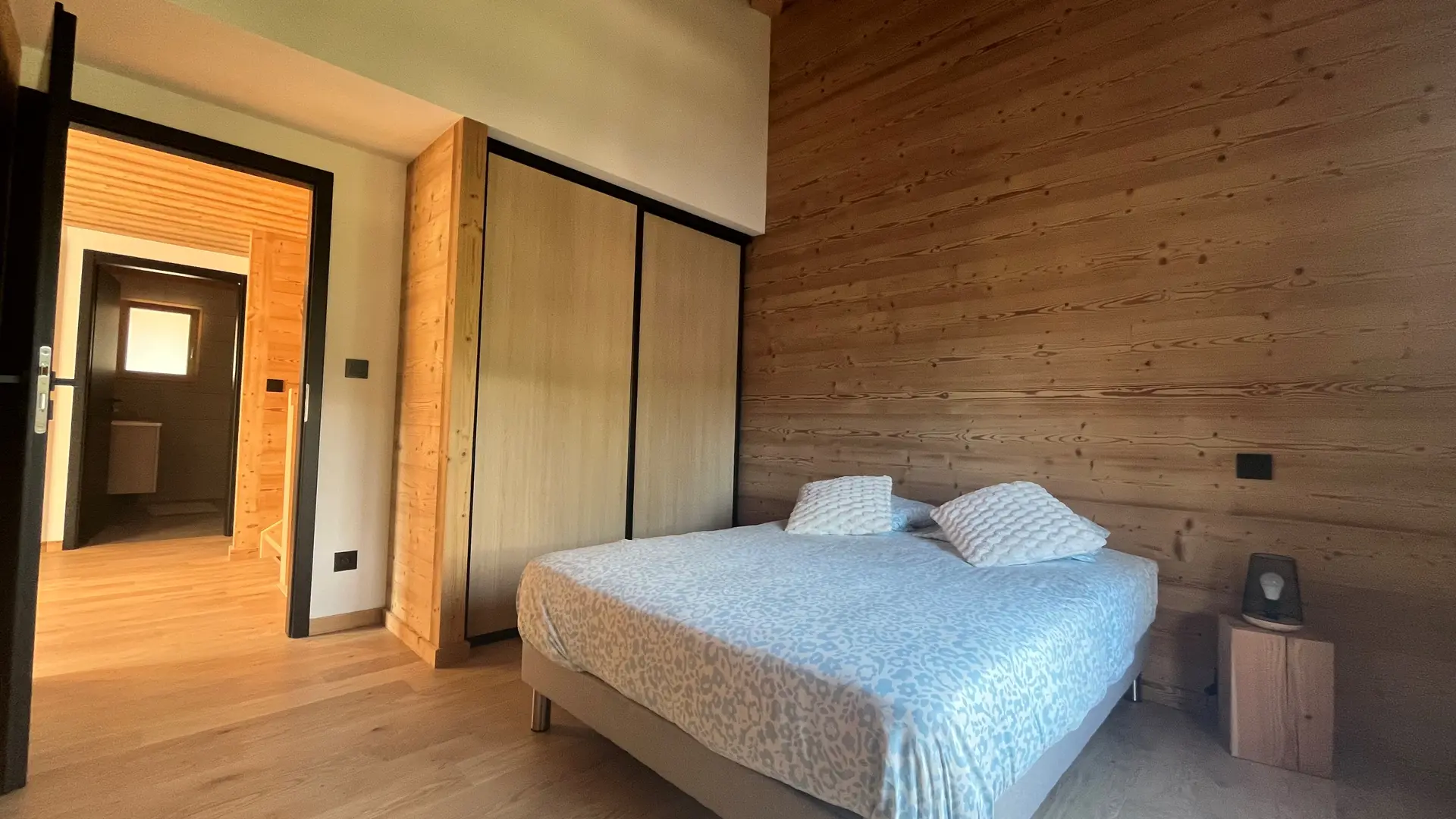 Une chambre avec un lit double