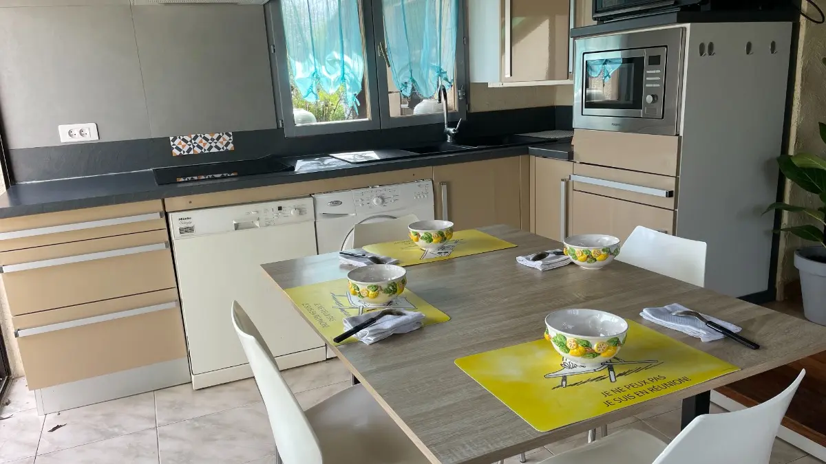 La cuisine du Chêne, côté piscine.