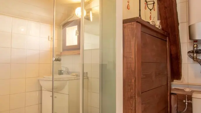 A l'étage, salle d'eau / wc.