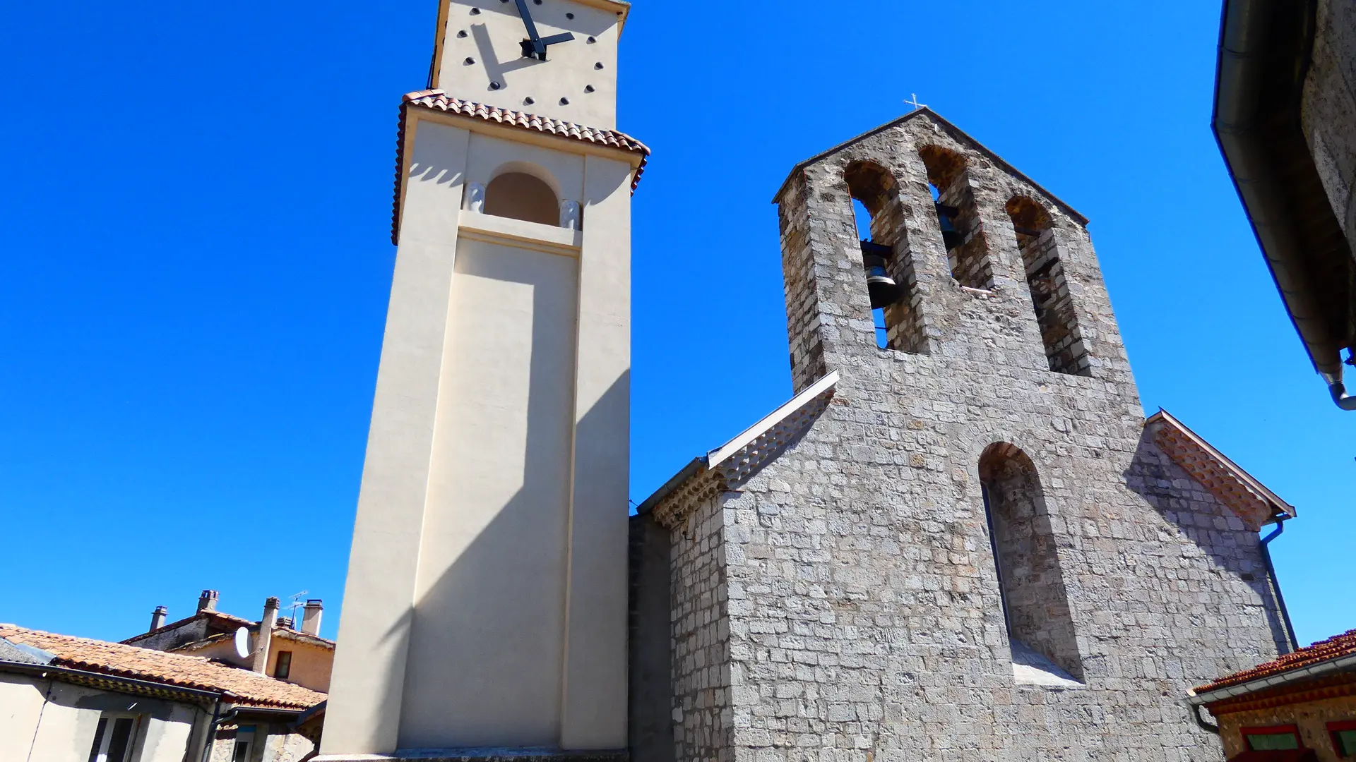 Le beffroi accolé à l'église Saint-Laurent