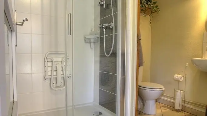 Douche, toilette, lavabo et machine à laver