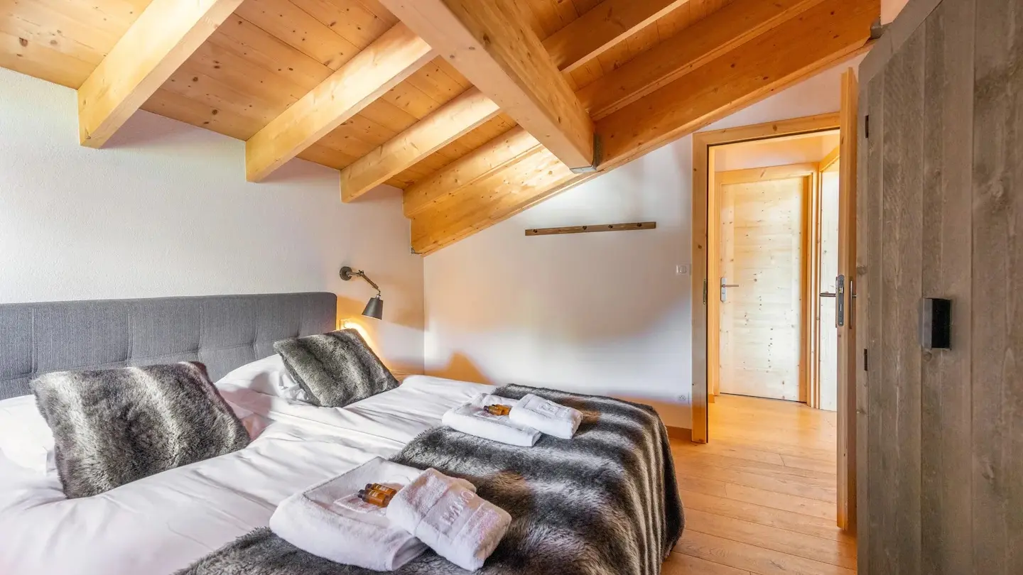 Chambre mensardée avec lit double armoire