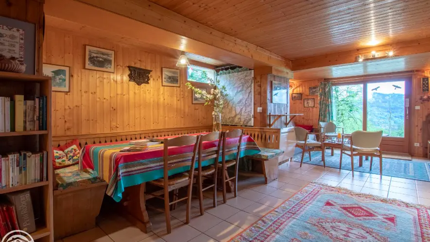 Table de 10 personnes, accès salon.