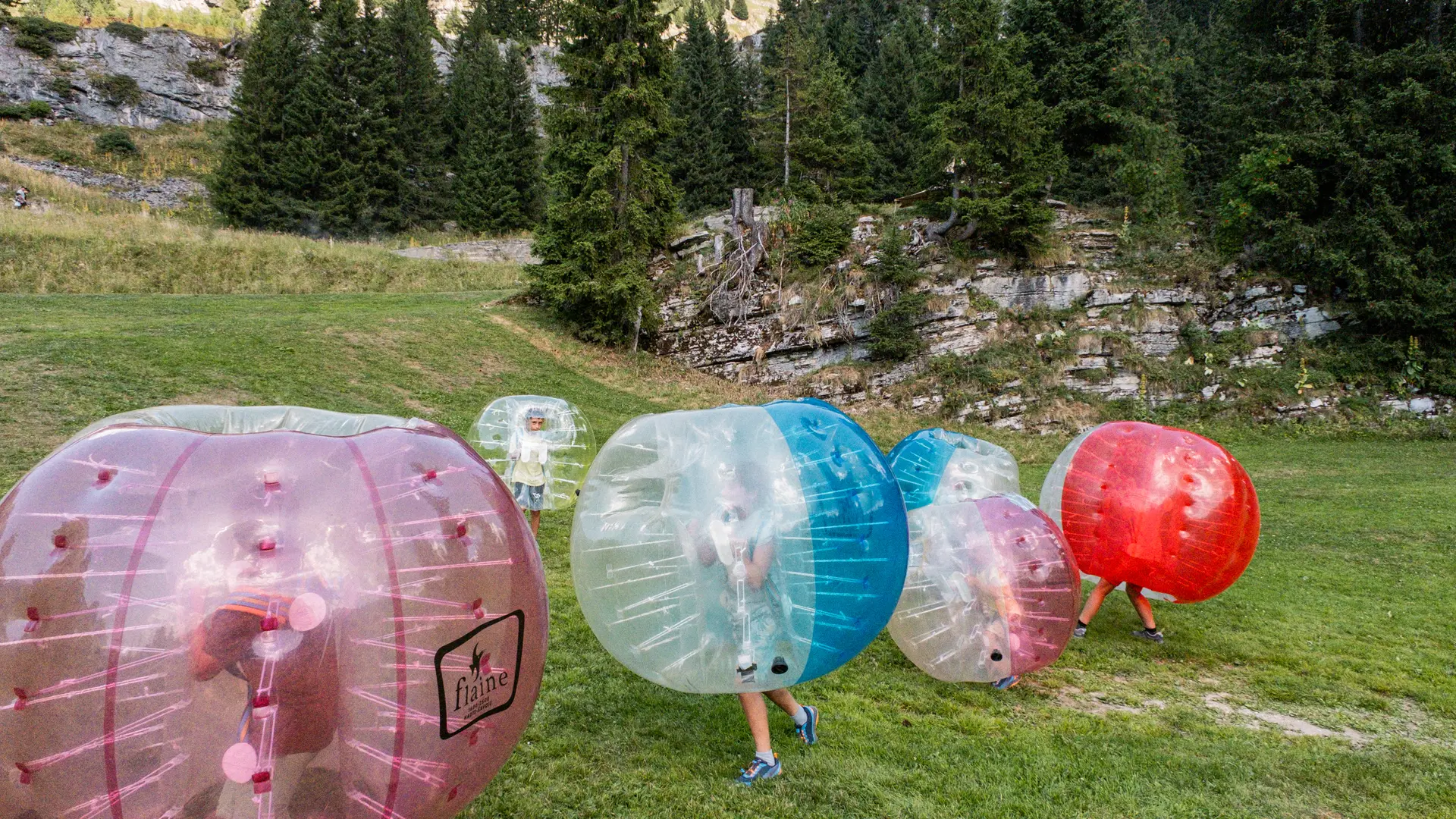 Vue d'ensemble des enfants jouant au bumper ball