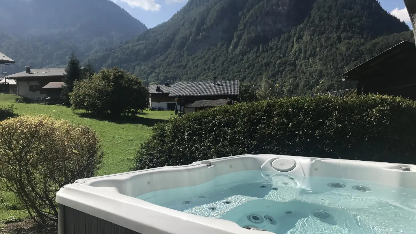Le jacuzzi privatif sur la terrasse plein sud