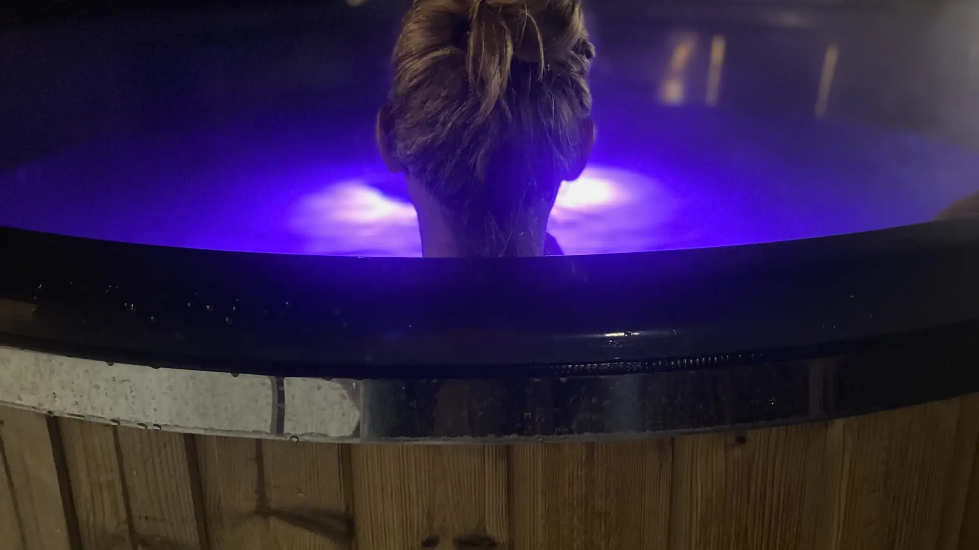 Bain nordique relaxation de nuit en extérieur.