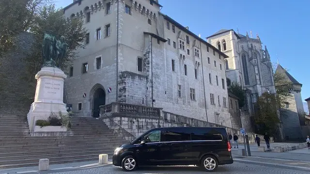 Véhicule noir garé devant les marches d'escaliers du château des ducs de Savoie