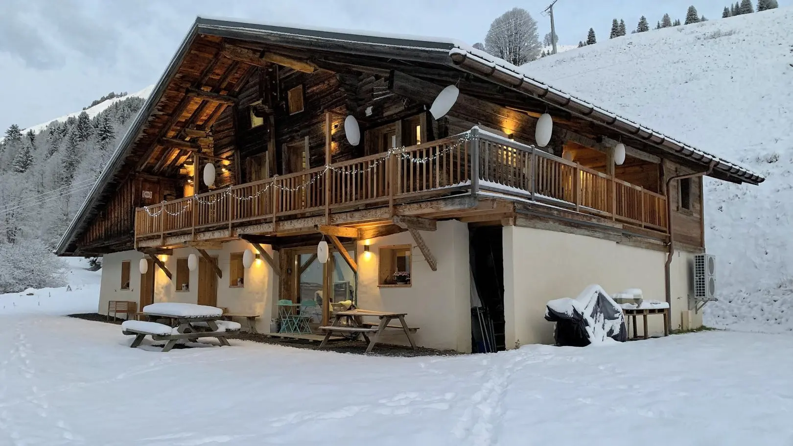 Façade sud du chalet La Sorsa, à 850m de la télécabine de Belleville - Hauteluce domaine des Contamines-Montjoies.