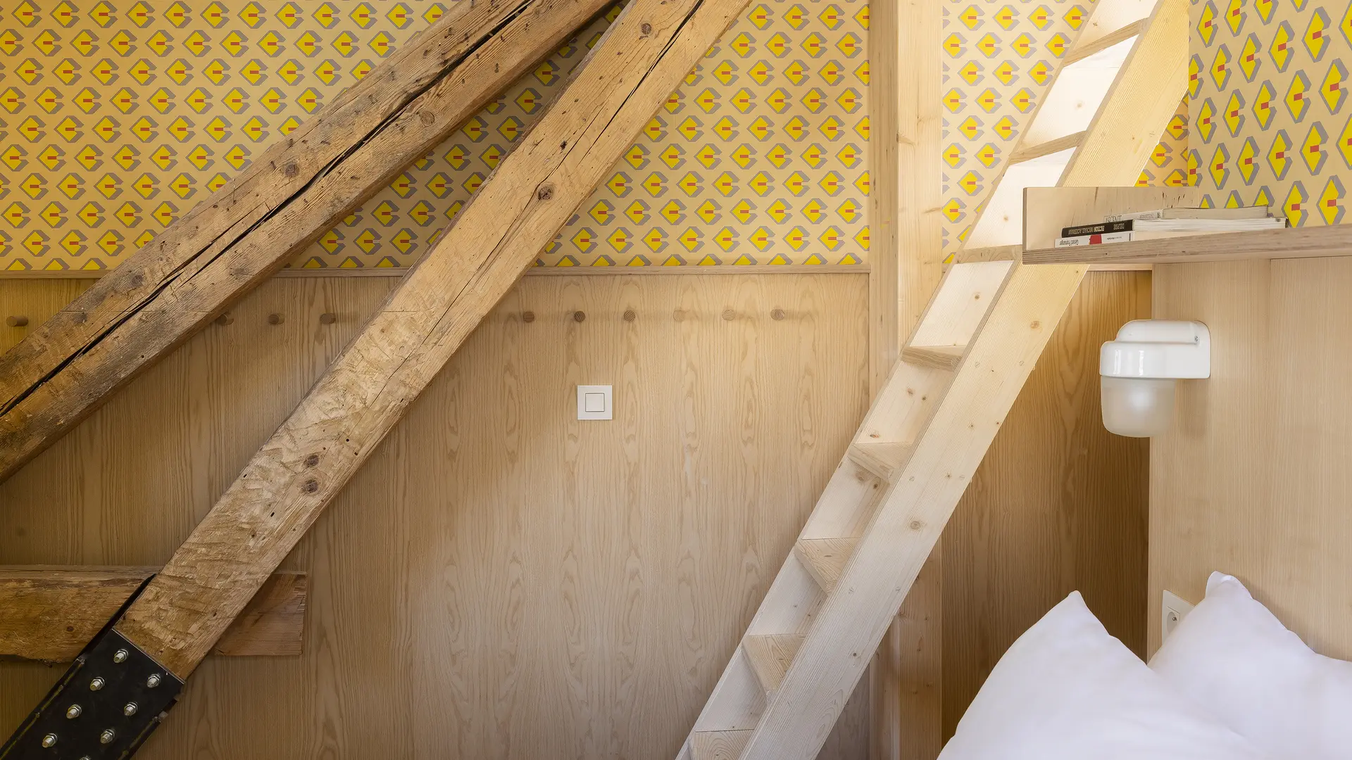 Chambre mezzanine jaune