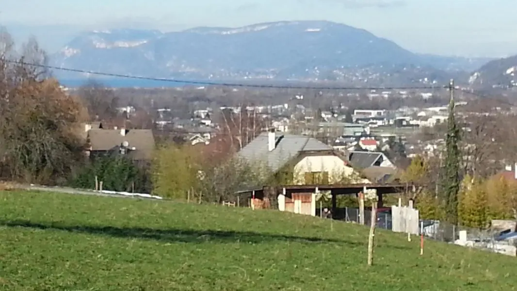 Vue prise du Gîte ; au fond le Lac du Bourget