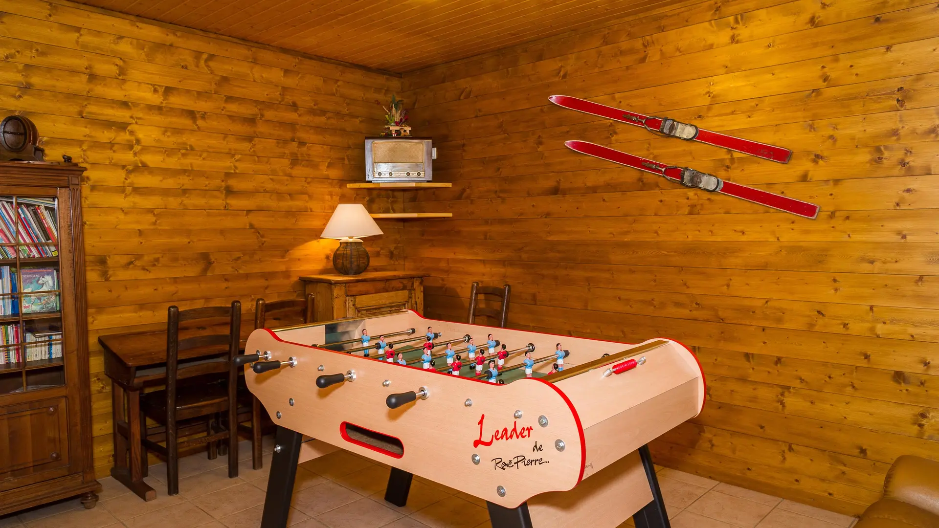 Babyfoot, bibliothèque, canapé