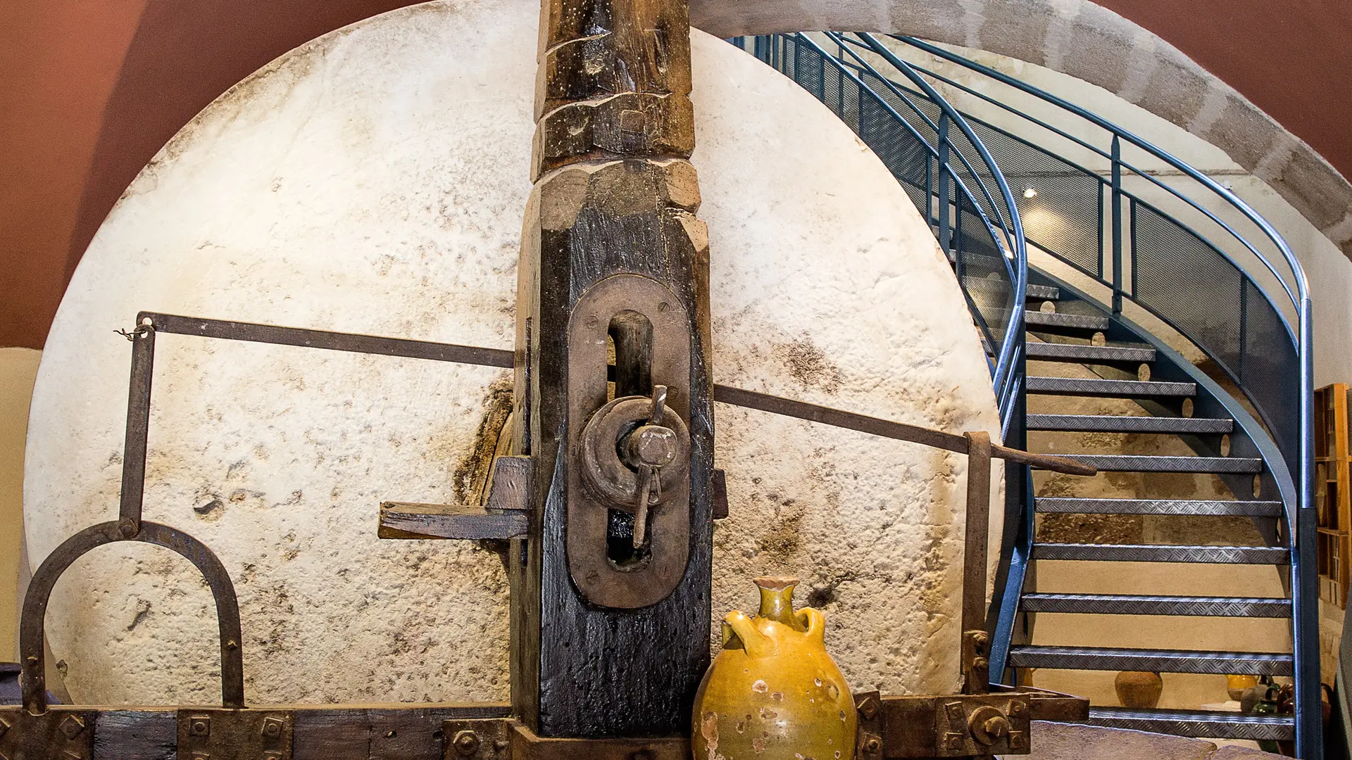 Musée de la poterie méditerranéenne à Saint-Quentin la Poterie - meule de l'ancien moulin à huile