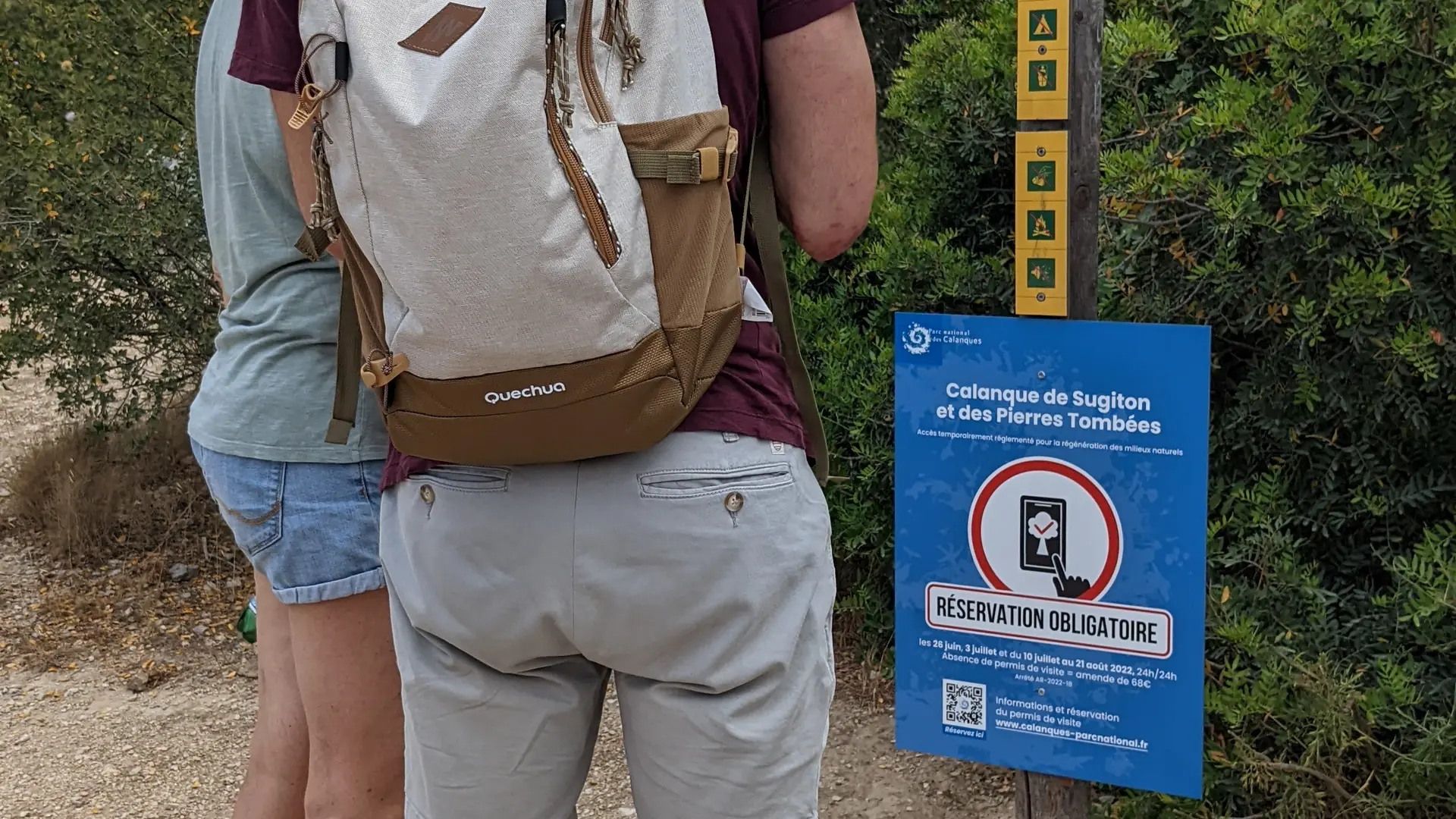 randonneurs devant un panneau