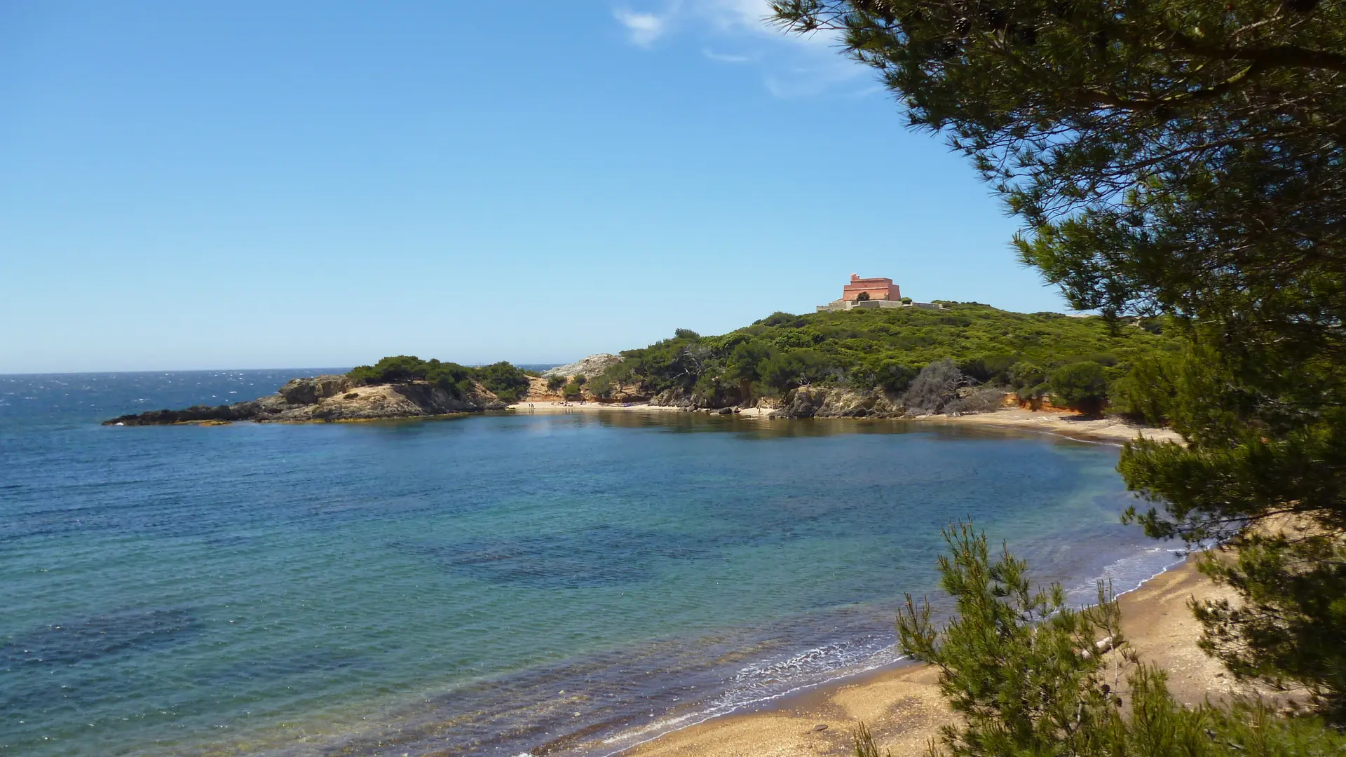 La plage noire du Langoustier à Porquerolles