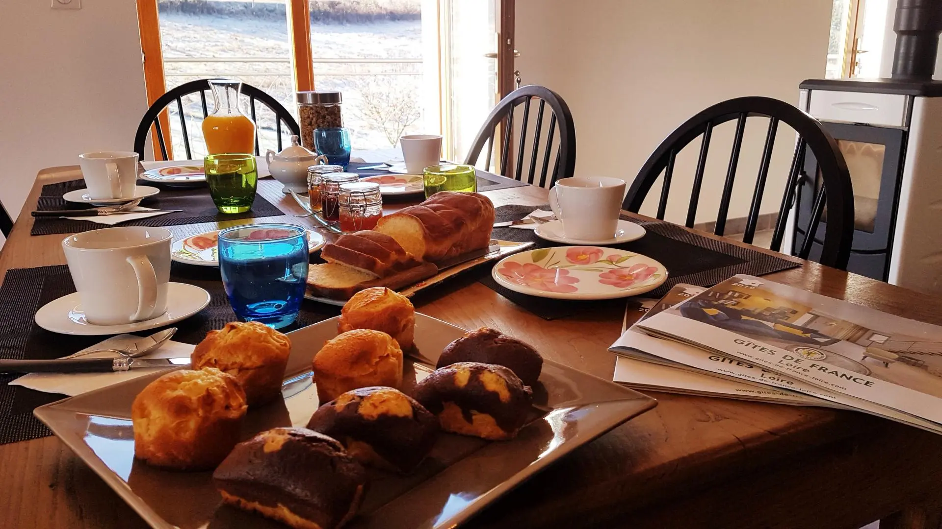 Petit-déjeuner avec pâtisseries maison.