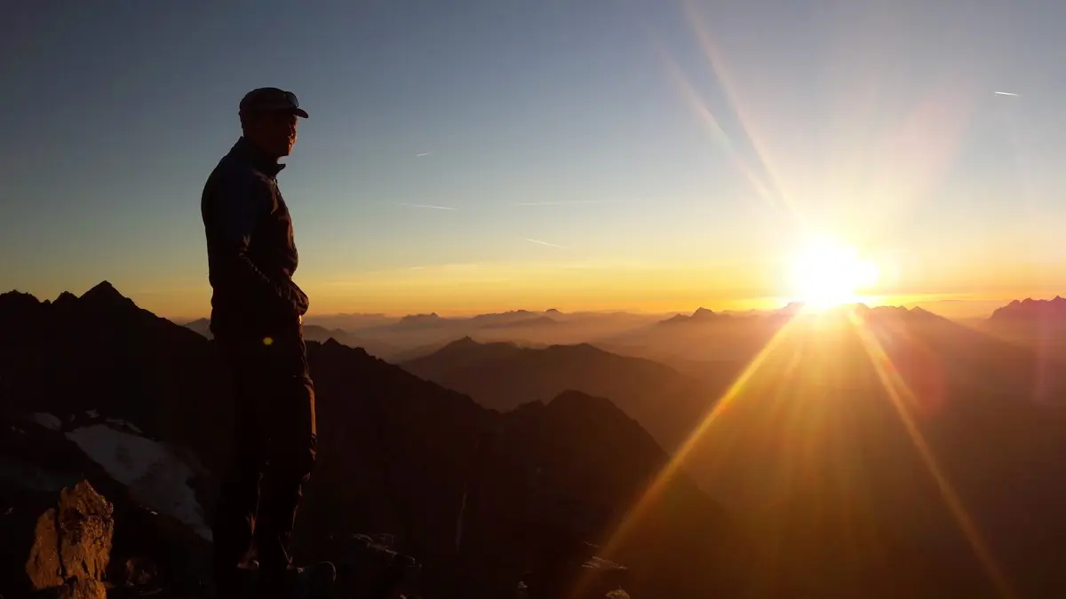 Randonnée coucher de soleil montagne