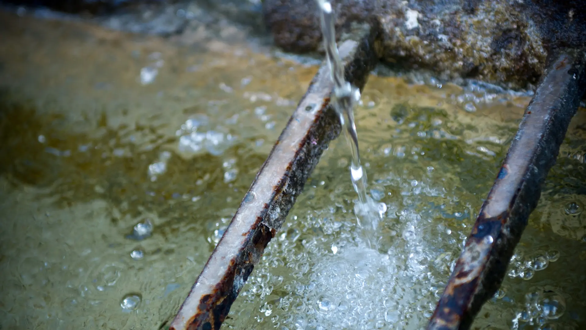 Eau coulant dans fontaine
