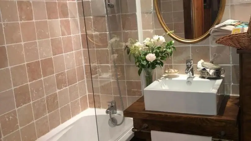 Baignoire et wc de la suite parentale.