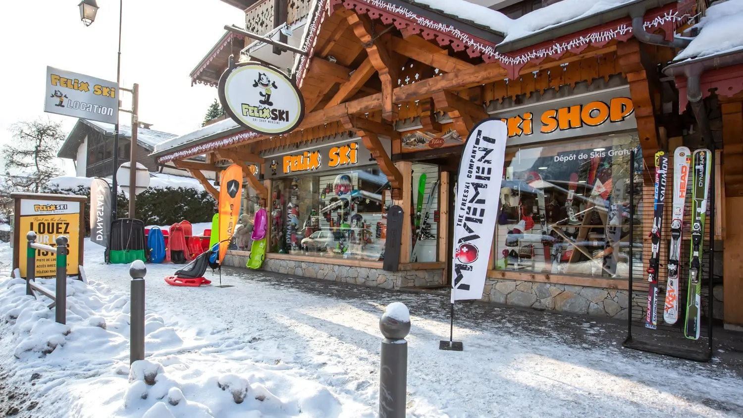 Facade magasin de ski sous la neige