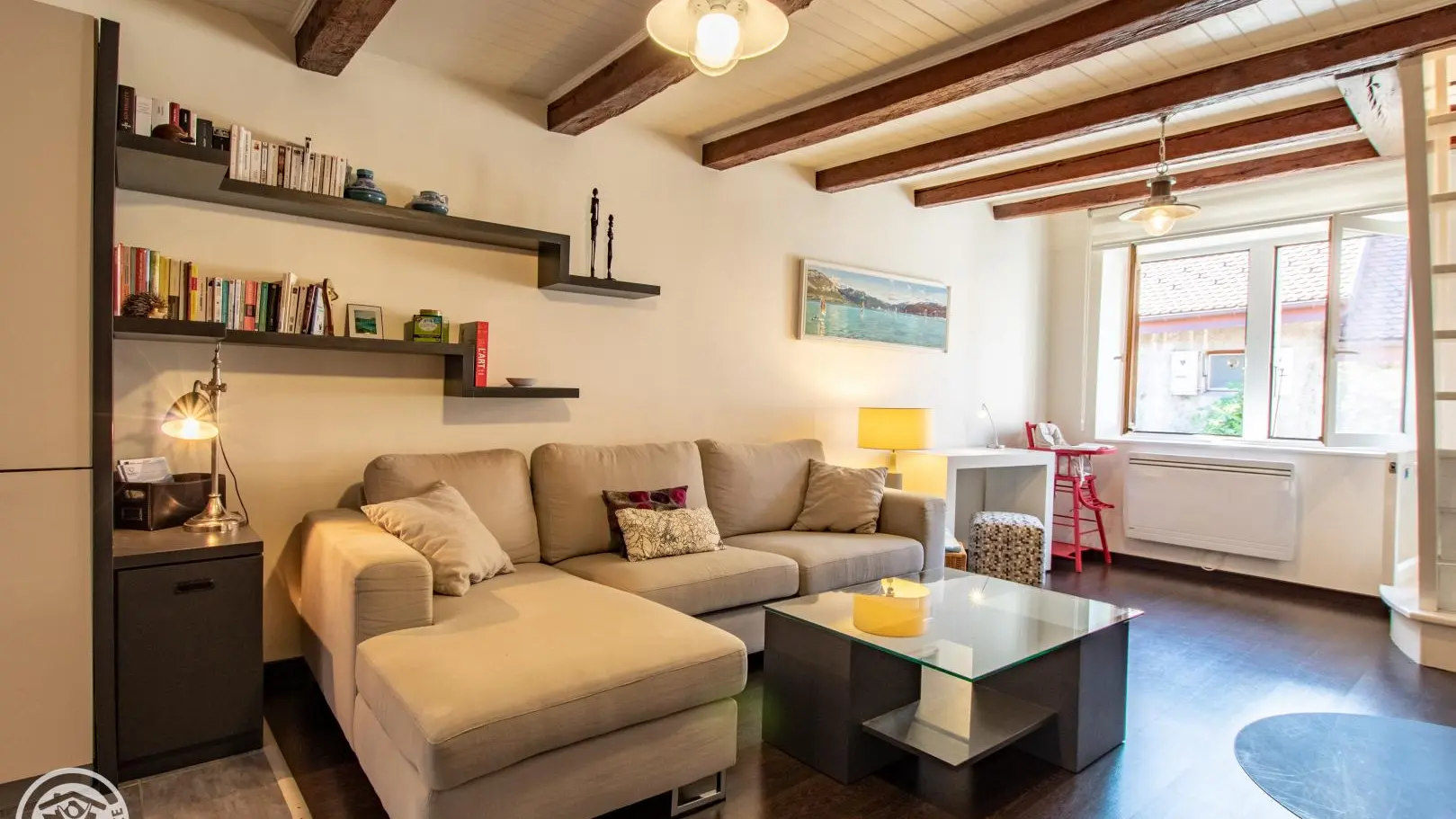 Séjour avec espace repas (table modulable en 4 personnes)