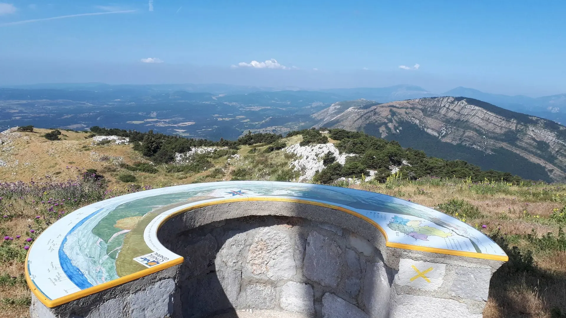 Table d'orientation avec vision à perte de vue sur les collines environnantes