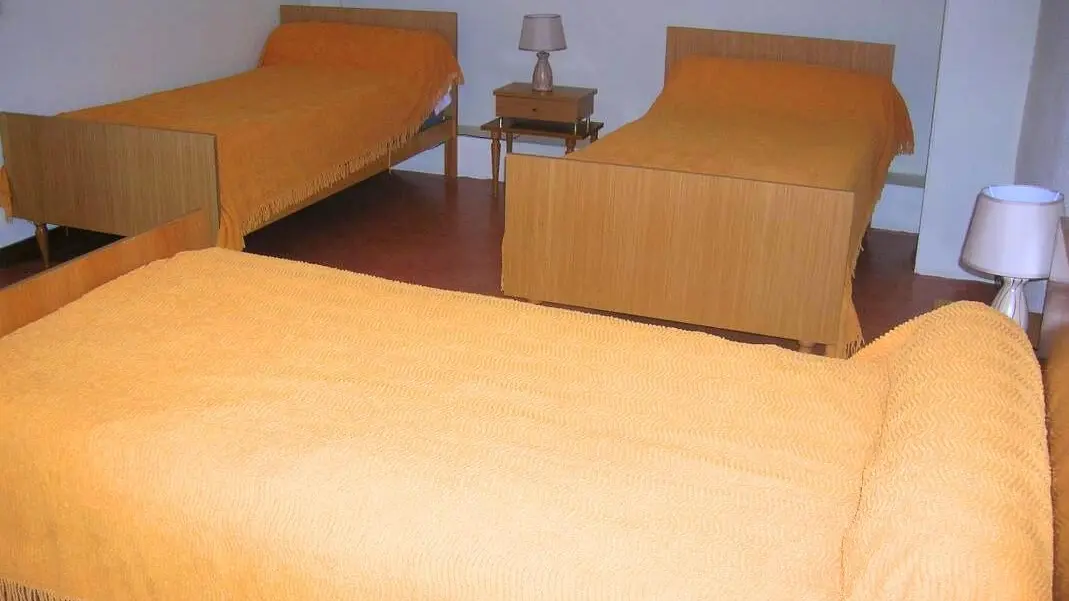 Coin chambre en mézzanine (3 lits 1 personne)