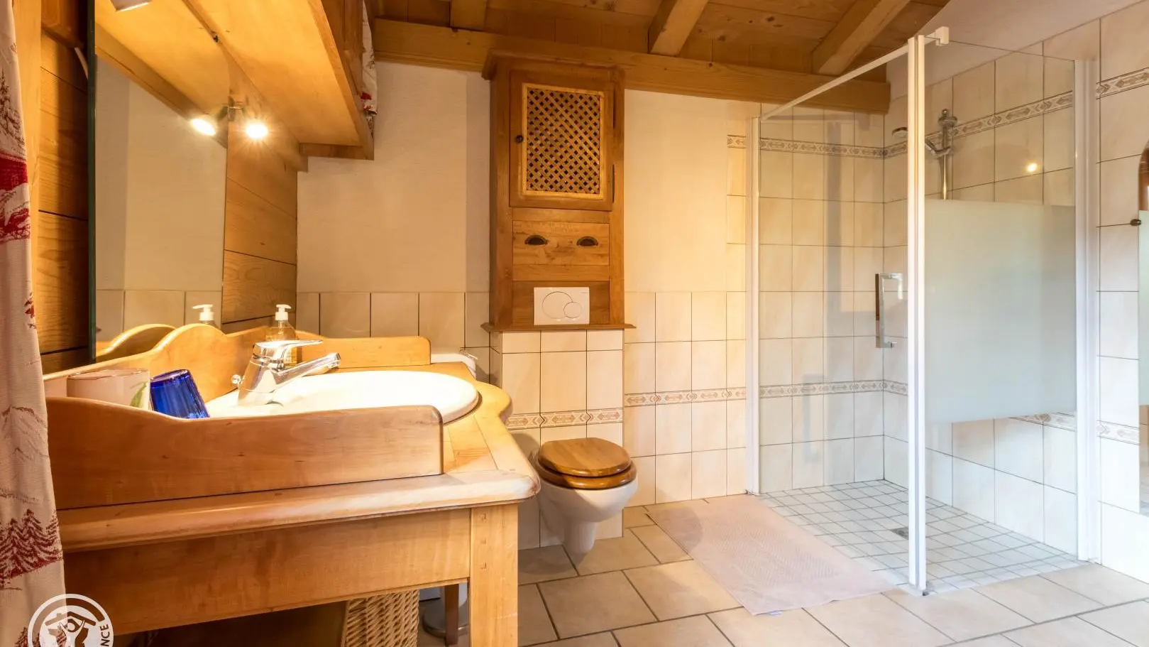 salle de bain avec douche