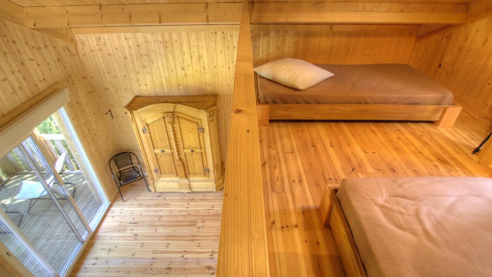 Vue sur le séjour depuis la mezzanine.