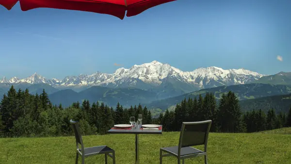 Terrasse face à la majestueuse chaîne