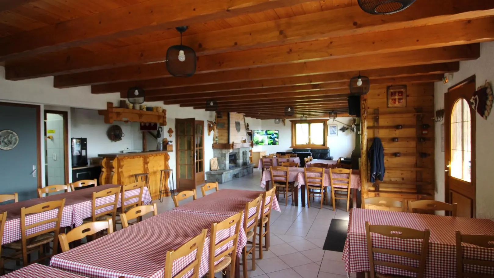 Grande salle pour vos repas, salon, détente