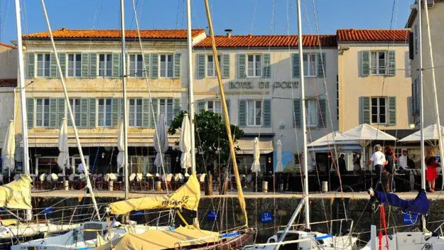 Façade de l'hôtel du port