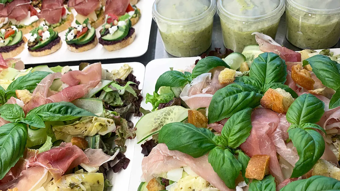 Prepration de plateau avec des produits frais