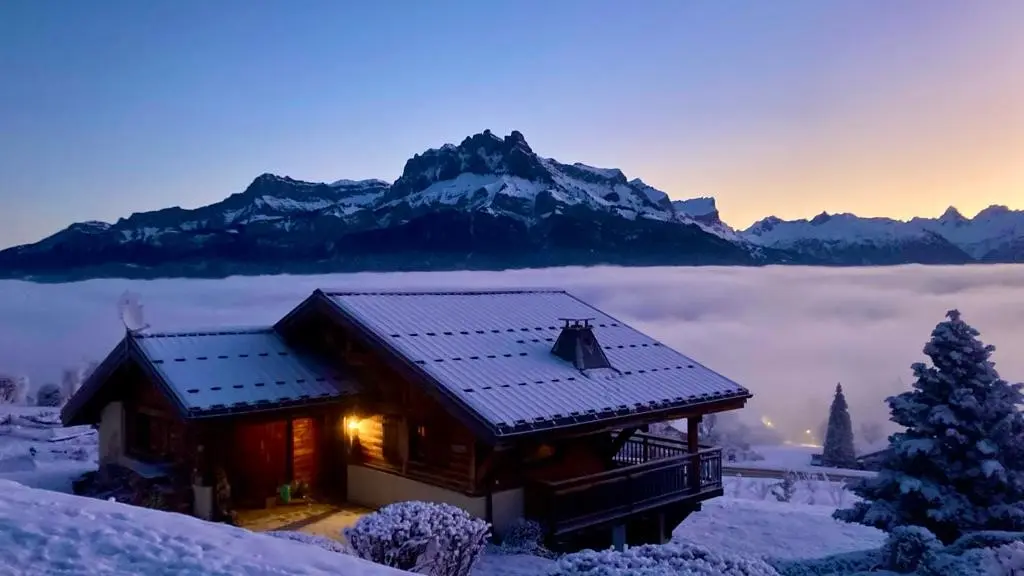 Vue Aiguille de Warens avec mer de nuages