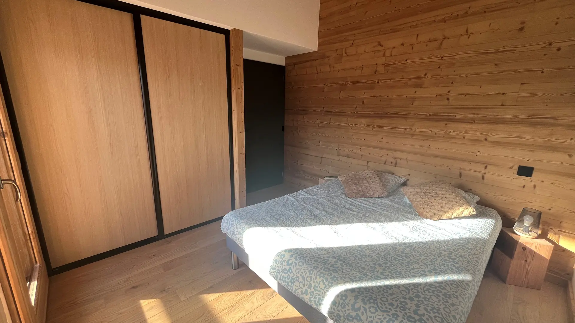 Une chambre avec un lit double