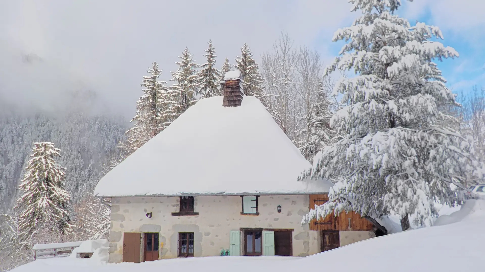 Le gîte  sous la neige