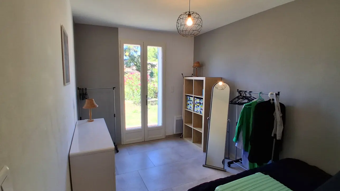 chambre grand lit avec porte fenetre