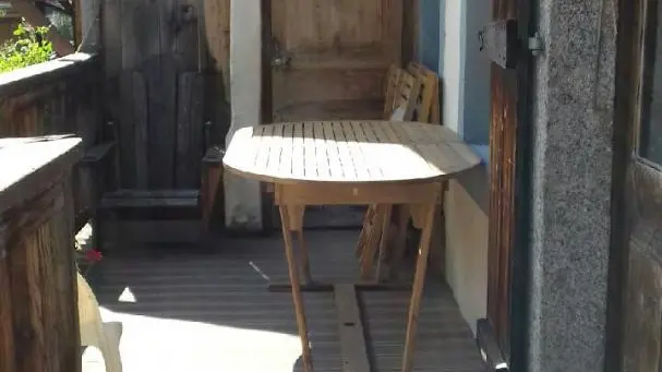 Petit balcon terrasse avec mobilier de jardin.