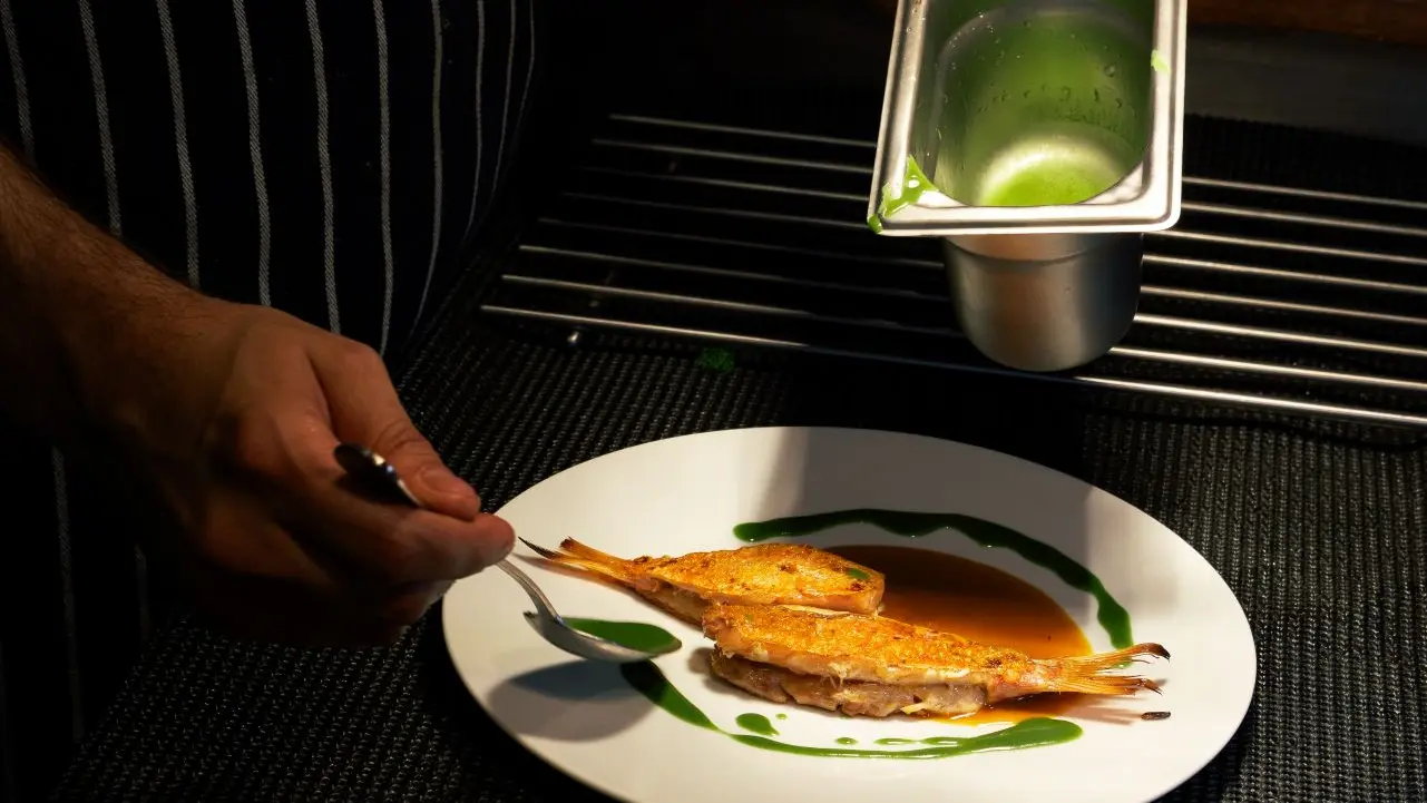 chef qui prépare un plat de poisson