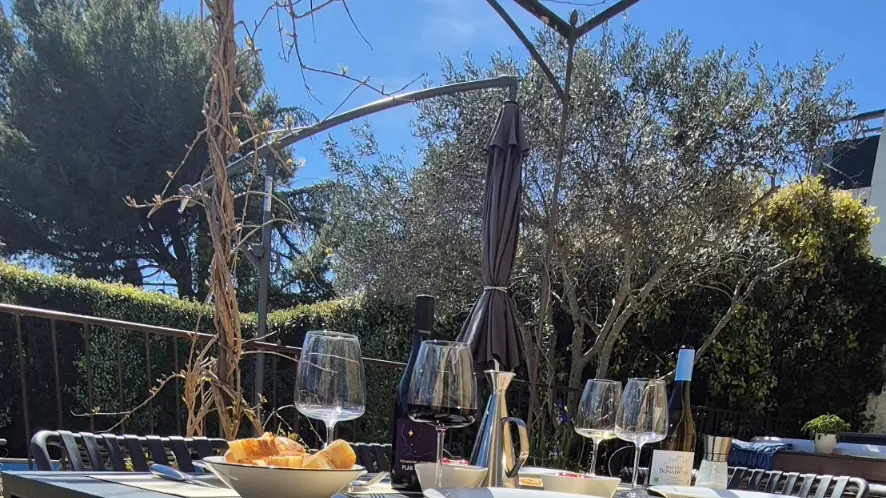 table repas sur terrasse et pergola