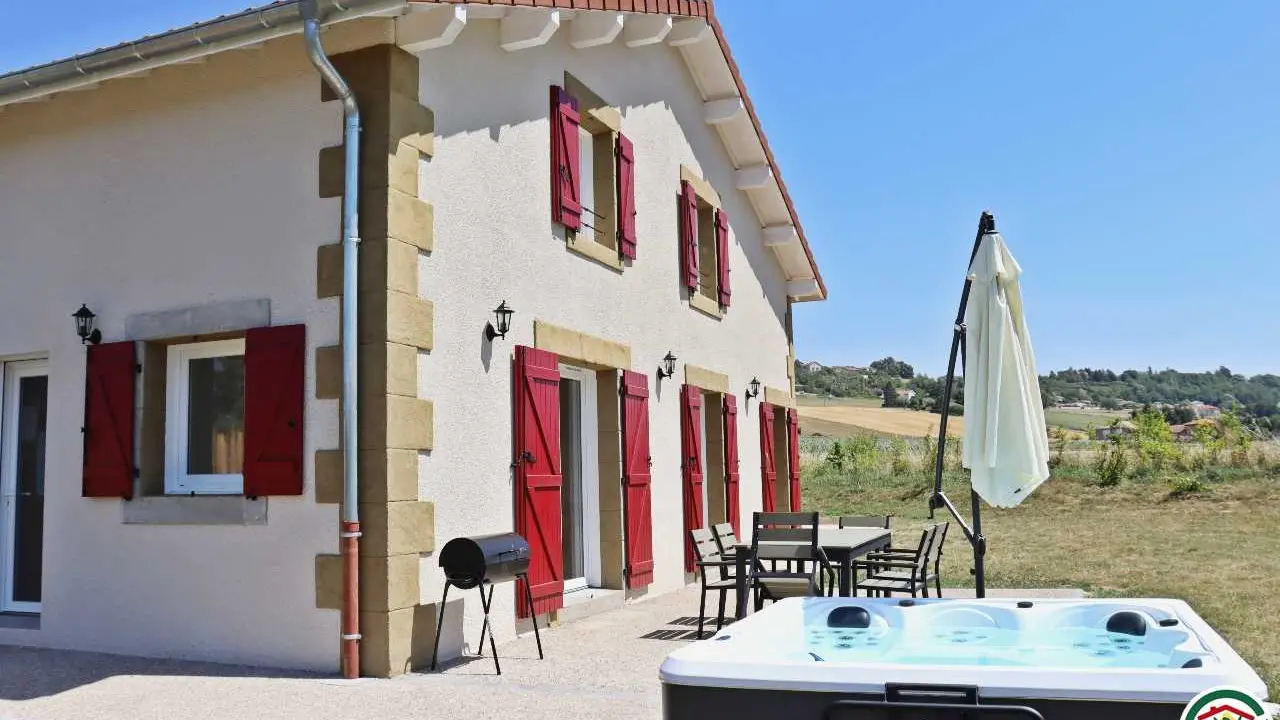 Terrasse privative avec salon de jardin, barbecue, transats et bain à remous