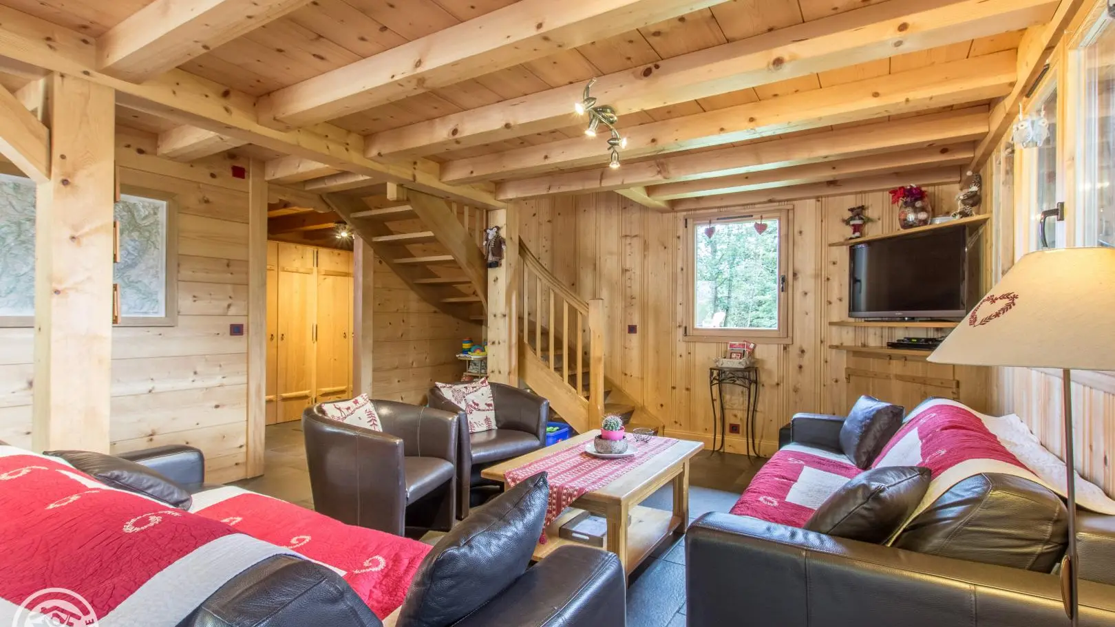 salon avec 2 grands canapés et 2 fauteuils, table, Tv, wifi gratuit, dvd