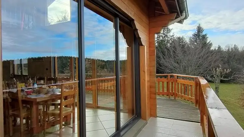 Salle à manger avec accès sur le balcon et la belle terrasse.