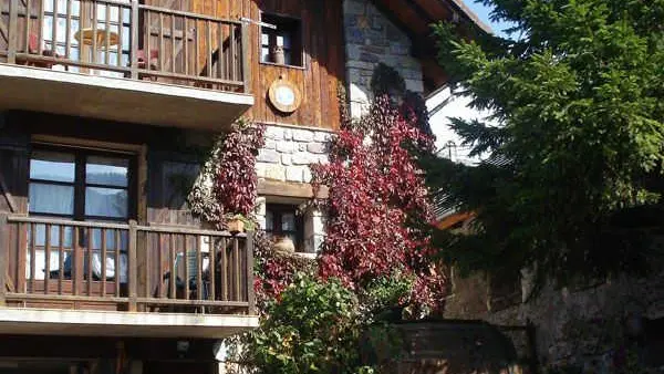 Gîte Les Rhododendrons-Entrée du gîte-Valdeblore-Gîtes de France des Alpes-Maritimes