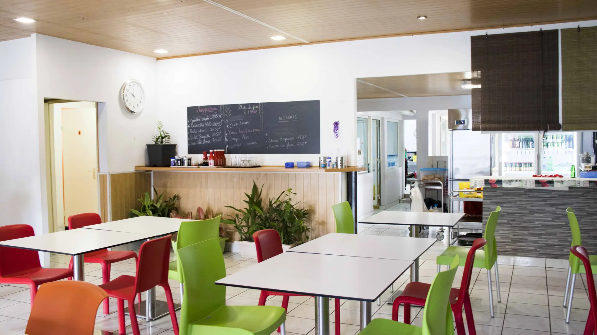 chaise, table, intérieur, restaurant, Escale de Koné