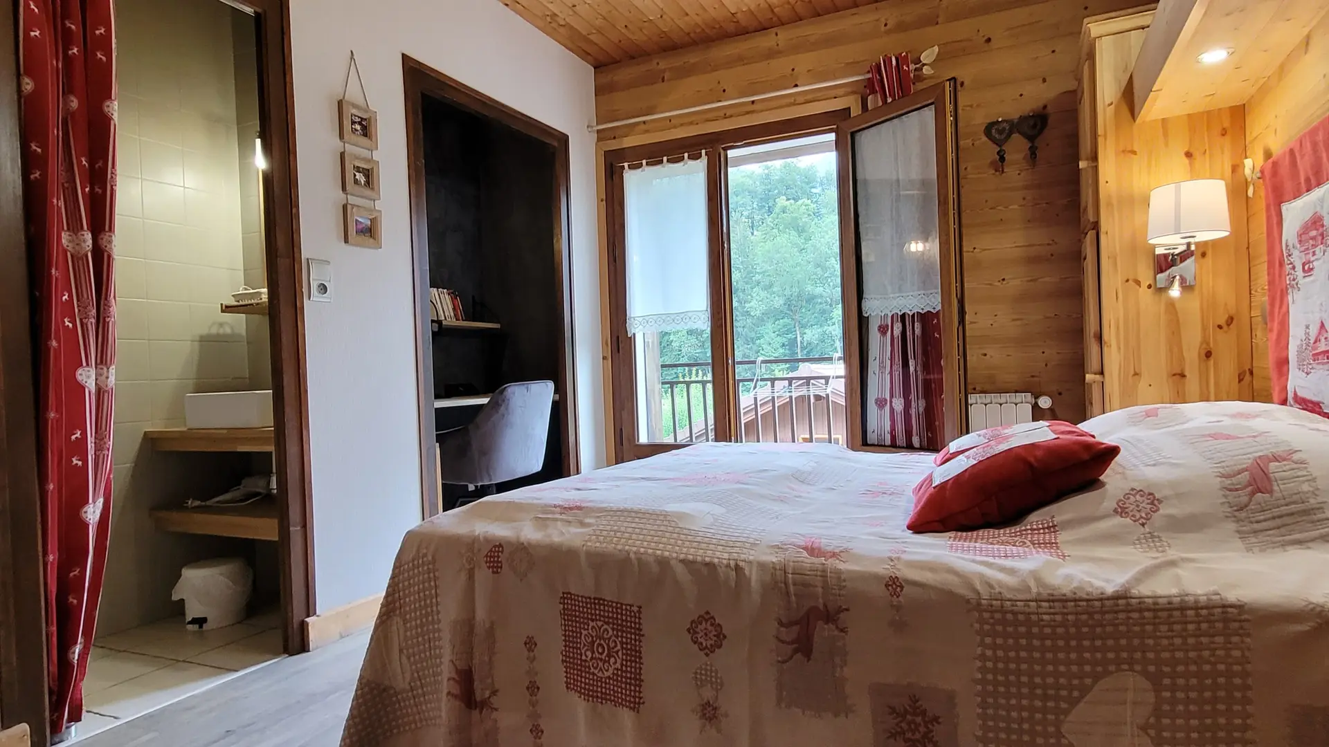 Chambre 1, lit 140, coin toilette, bureau