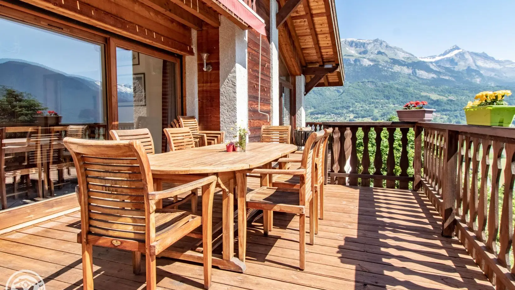 Grand balcon bois et vue panoramique.