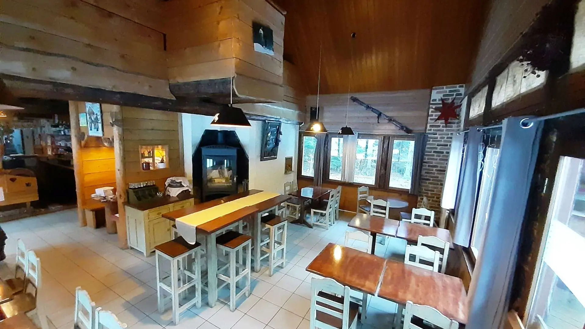 La salle de restaurant de l'Auberge - refuge de Roybon