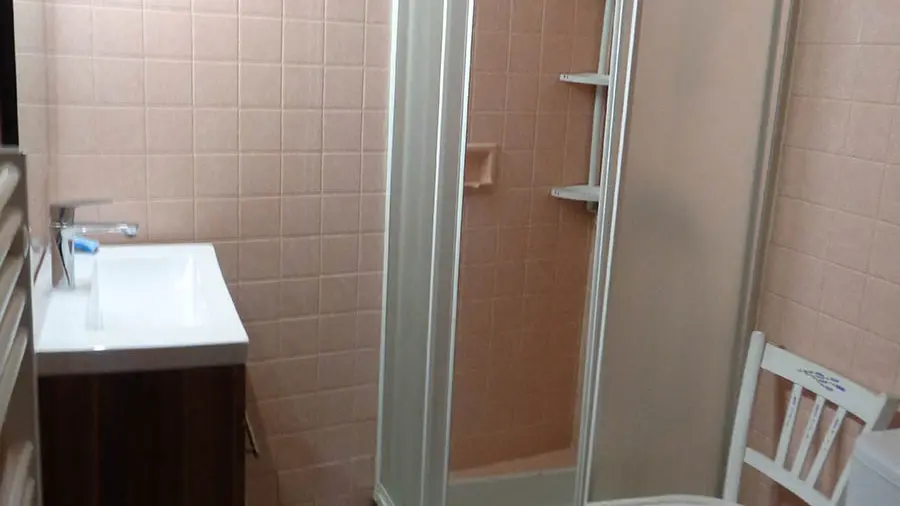 Bright bathroom with shower tray, tiled